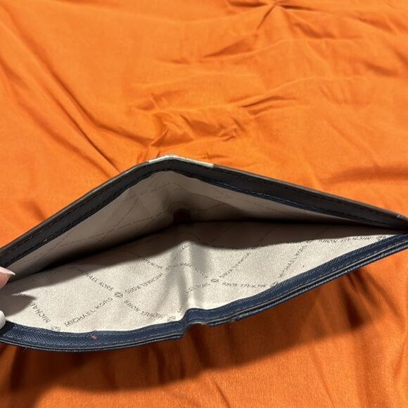 Michael Kors Large Wallet - Picture 4 of 4